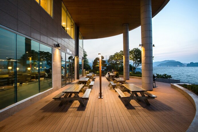 Imagen del bar/restaurante del Hotel Kumho Tongyeong Marina Resort. Foto 16