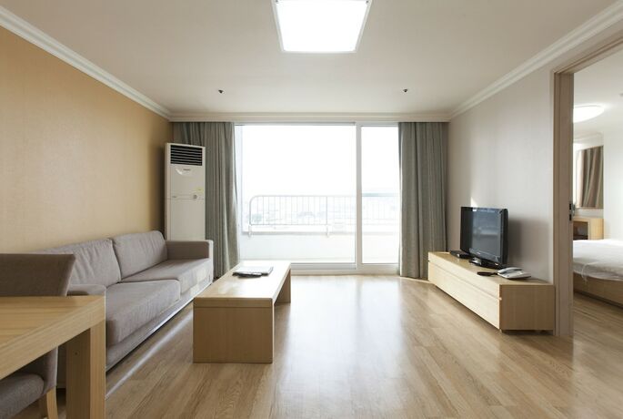 Imagen de la habitación del Hotel Kumho Tongyeong Marina Resort. Foto 18