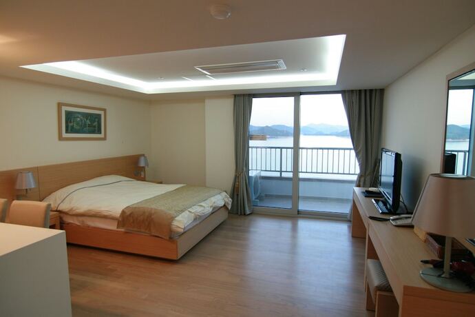 Imagen de la habitación del Hotel Kumho Tongyeong Marina Resort. Foto 26