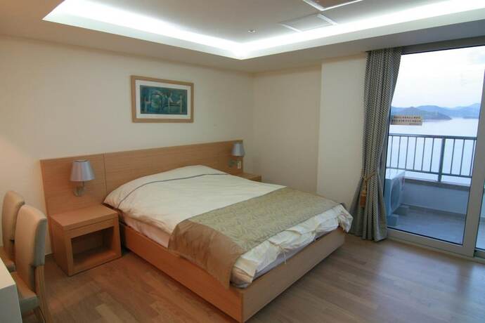 Imagen de la habitación del Hotel Kumho Tongyeong Marina Resort. Foto 28