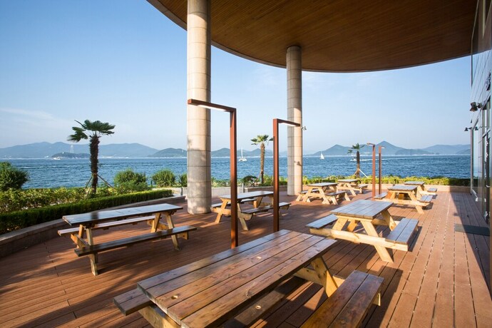 Imagen de los exteriores del Hotel Kumho Tongyeong Marina Resort. Foto 30