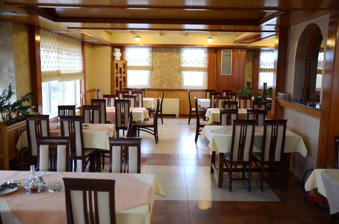 Imagen del bar/restaurante del Hotel Kupres. Foto 9