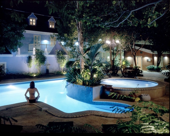 Imagen de la piscina del Hotel Kura Hulanda Village & Spa. Foto 15