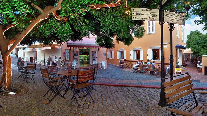 Imagen de los exteriores del Hotel Kura Hulanda Village & Spa. Foto 11