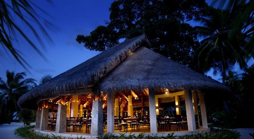 Imagen del bar/restaurante del Hotel Kuramathi Maldives. Foto 2