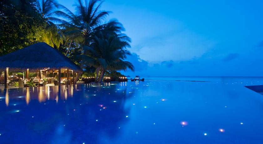 Imagen de la piscina del Hotel Kuramathi Maldives. Foto 20