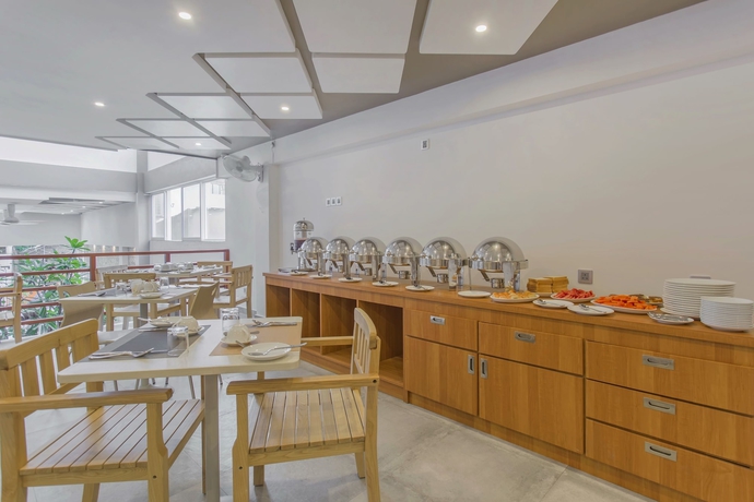 Imagen del bar/restaurante del Hotel Kuredhi Beach Inn. Foto 3