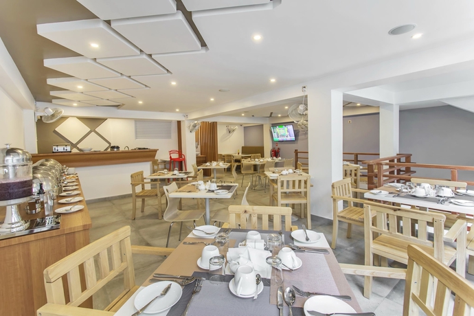 Imagen del bar/restaurante del Hotel Kuredhi Beach Inn. Foto 4