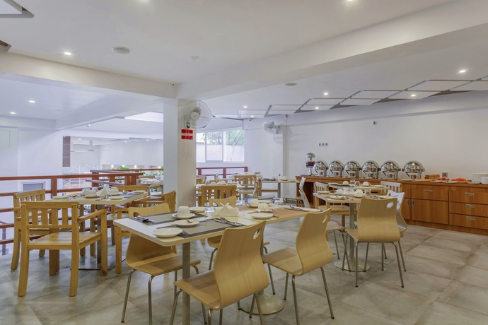 Imagen del bar/restaurante del Hotel Kuredhi Beach Inn. Foto 6