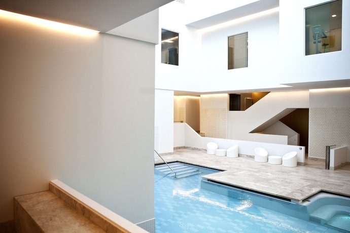 Imagen de la piscina del Hotel Kurhotel Skodsborg. Foto 9