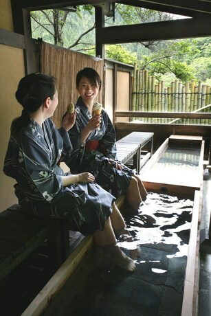 Imagen de la piscina del Hotel Kurokawa Onsen Yumerindo. Foto 33