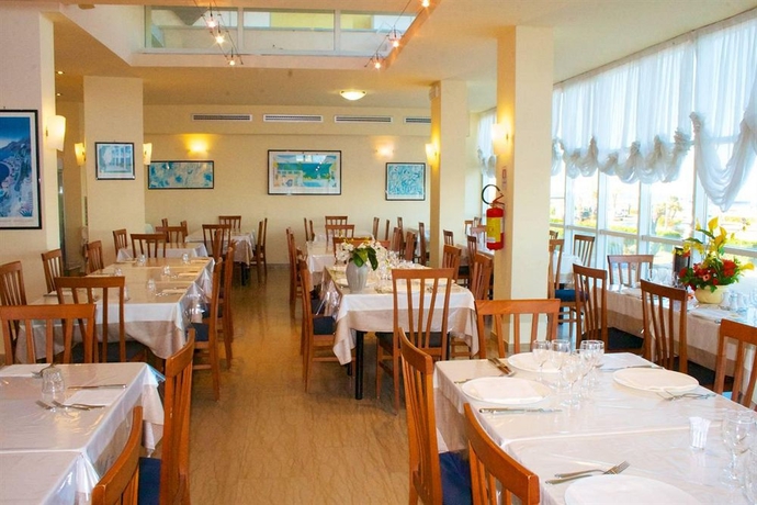 Imagen del bar/restaurante del Hotel Kursaal, Rimini. Foto 5