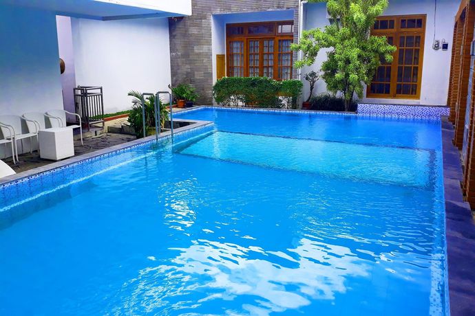 Imagen de la piscina del Hotel Kusuma Syariah Yogyakarta. Foto 13