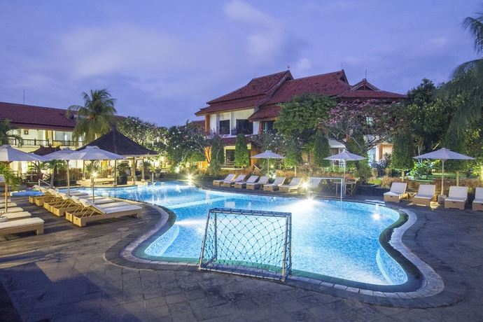 Imagen de la piscina del Hotel Kuta Beach Club. Foto 14