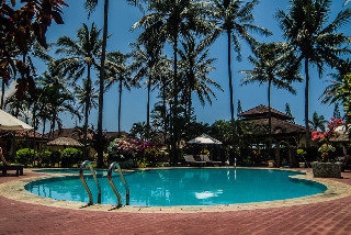 Imagen de la piscina del Hotel Kuta Indah and Restaurant. Foto 15