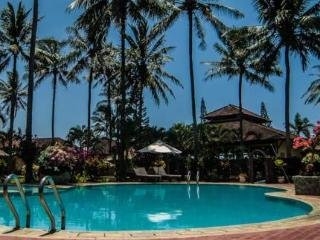 Imagen de la piscina del Hotel Kuta Indah and Restaurant. Foto 18