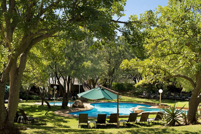 Imagen de la piscina del Hotel Kwa Maritane Bush Lodge. Foto 16