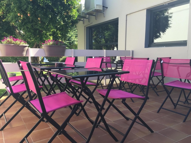 Imagen de los exteriores del Hotel Kyriad Avignon - Centre Commercial Cap Sud. Foto 9