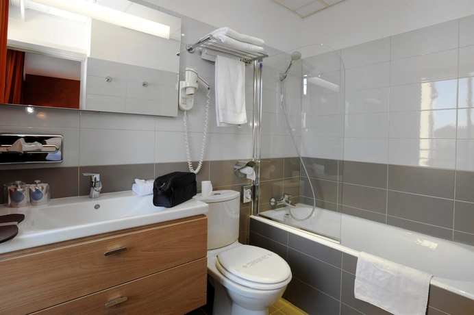 Imagen de la habitación del Hotel Kyriad Avignon Palais Des Papes. Foto 11