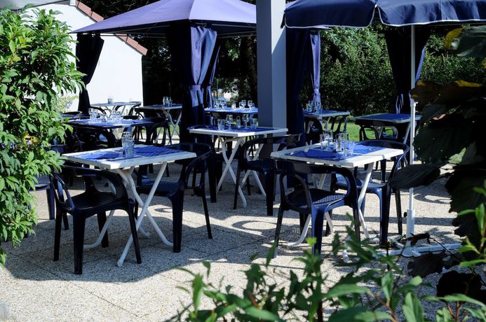 Imagen del bar/restaurante del Hotel Kyriad Bellegarde - Gen&egrave;ve. Foto 2