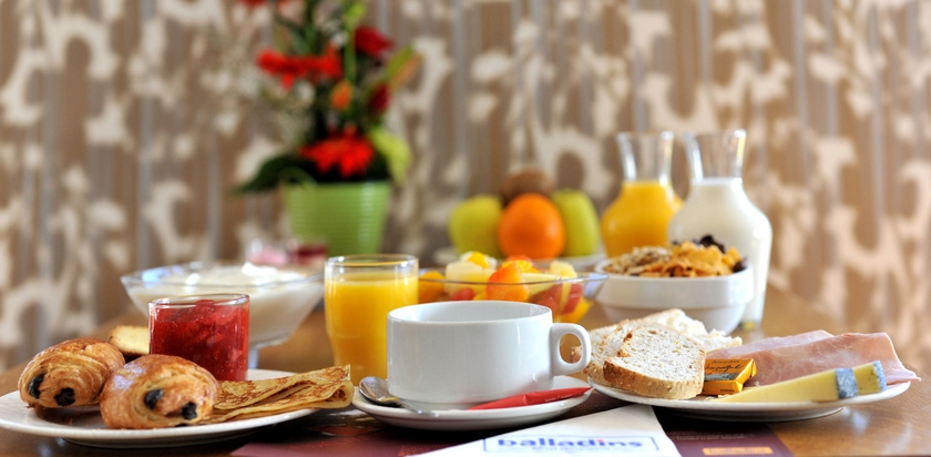 Imagen del bar/restaurante del Hotel Kyriad Bordeaux - Mérignac Aéroport. Foto 7