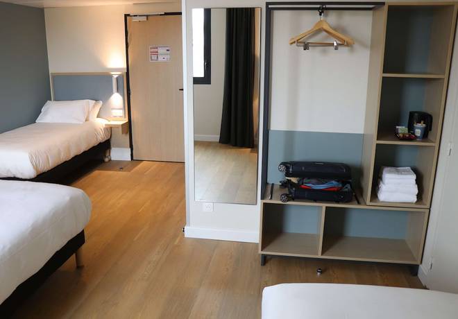 Imagen de la habitación del Hotel Kyriad Bordeaux Nord Sainte Eulalie. Foto 11