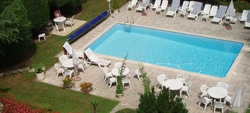 Imagen de la piscina del Hotel Kyriad Bourg En Bresse. Foto 4