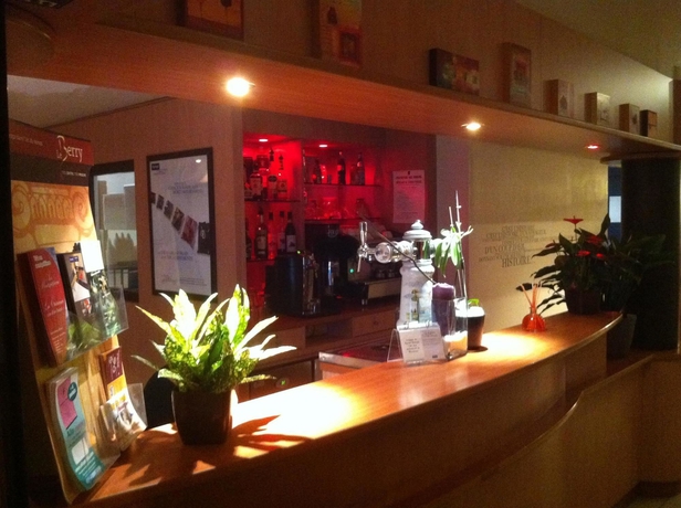 Imagen del bar/restaurante del Hotel Kyriad Bourges Sud. Foto 5