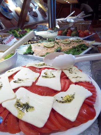 Imagen del bar/restaurante del Hotel Kyriad Cannes Mandelieu. Foto 3