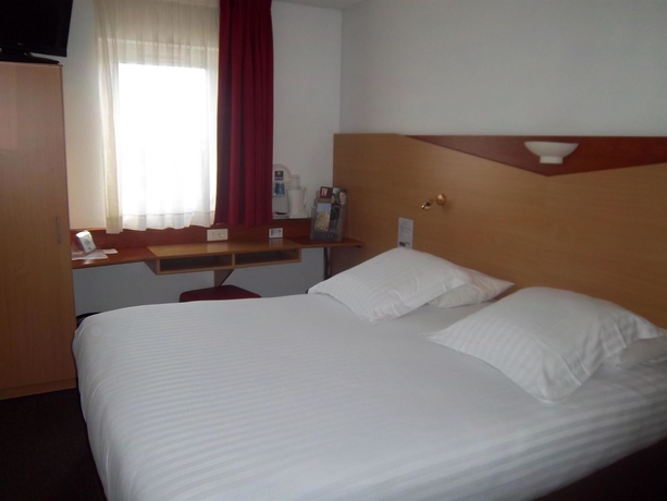 Imagen de la habitación del Hotel Kyriad Cannes Mandelieu. Foto 10