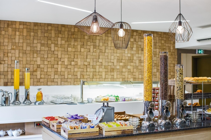 Imagen del bar/restaurante del Hotel Kyriad Chambéry Centre - Curial. Foto 10