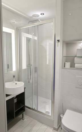 Imagen de la habitación del Hotel Kyriad Crepy en Valois. Foto 18