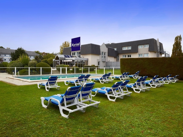 Imagen de la piscina del Hotel Kyriad - Deauville St Arnoult. Foto 18