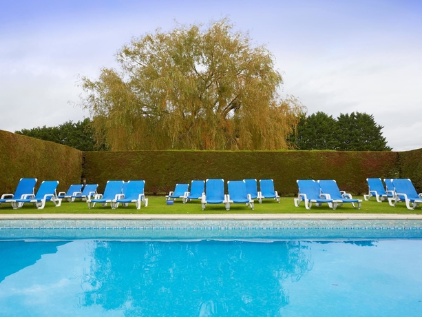 Imagen de la piscina del Hotel Kyriad - Deauville St Arnoult. Foto 19