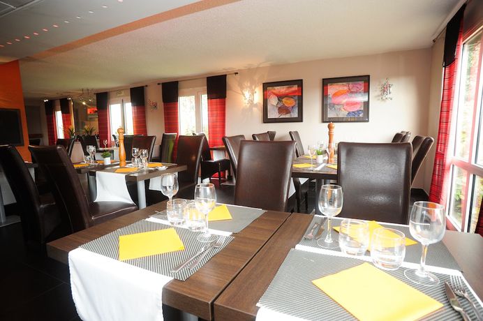 Imagen del bar/restaurante del Hotel Kyriad Dieppe - Saint Aubin Sur Scie. Foto 3