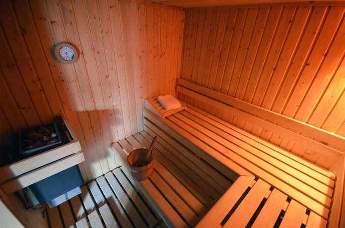 Imagen de la piscina del Hotel Kyriad Dijon Est - Mirande. Foto 14