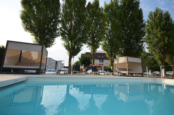 Imagen de la piscina del Hotel Kyriad Dijon Est - Mirande. Foto 20