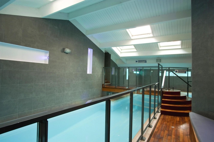 Imagen de la piscina del Hotel Kyriad Dijon - Gare. Foto 21