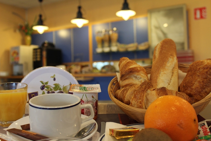 Imagen del bar/restaurante del Hotel Kyriad Direct Agen-castelculier. Foto 4