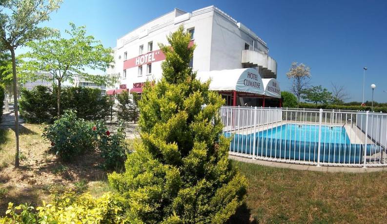 Imagen de la piscina del Hotel Kyriad Direct Dijon Nord - Zenith - Toison D'or. Foto 17
