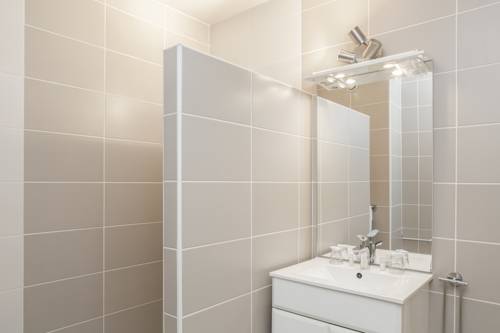 Imagen de la habitación del Hotel Kyriad Direct Grenoble. Foto 7