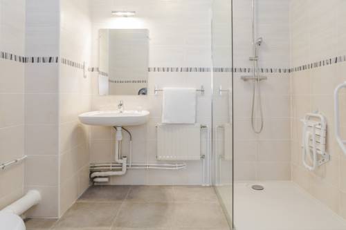 Imagen de la habitación del Hotel Kyriad Direct Grenoble. Foto 8