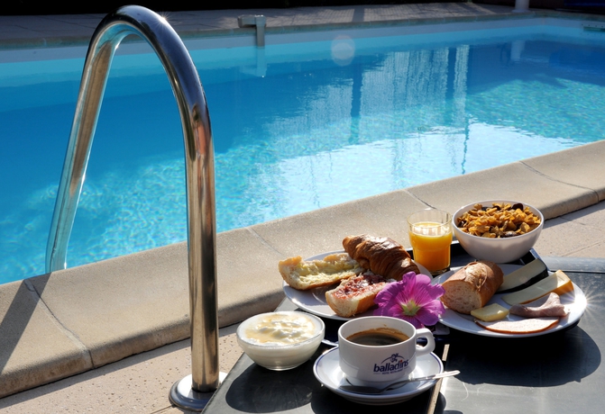 Imagen de la piscina del Hotel Kyriad Direct La Rochelle Sud Aytré. Foto 15