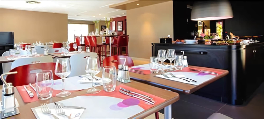 Imagen del bar/restaurante del Hotel Kyriad Direct Marseille Ouest - Martigues. Foto 2