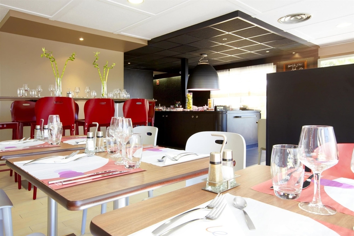 Imagen del bar/restaurante del Hotel Kyriad Direct Marseille Ouest - Martigues. Foto 7