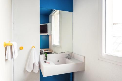 Imagen de la habitación del Hotel Kyriad Direct Martigues. Foto 6