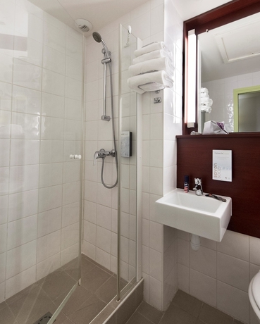 Imagen de la habitación del Hotel Kyriad Direct Roanne. Foto 17