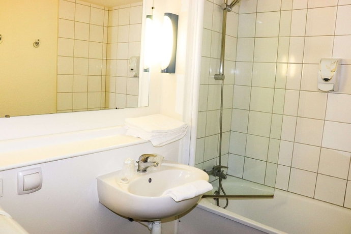 Imagen de la habitación del Hotel Kyriad Direct Roanne. Foto 18