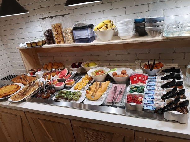 Imagen del bar/restaurante del Hotel Kyriad Direct Roanne. Foto 2