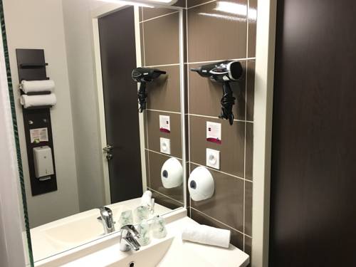 Imagen de la habitación del Hotel Kyriad Dol De Bretagne. Foto 10